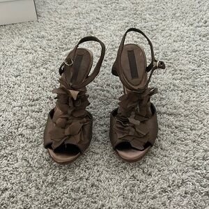 banana republic Rayna hells, size 7, Taupe Mettalic, brown.
